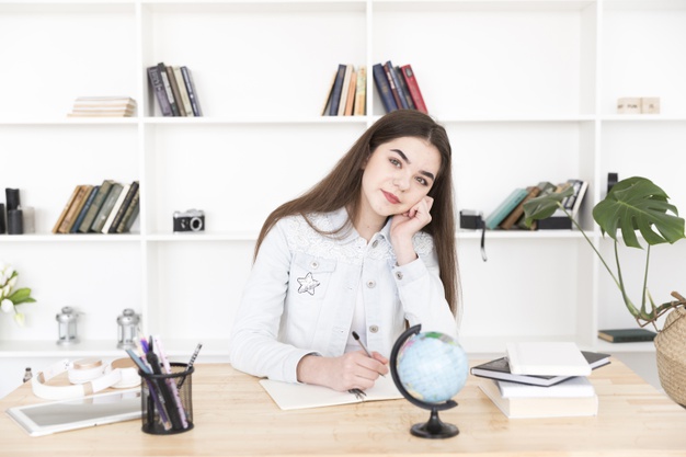 estudiante que sienta que sostiene pluma pensamiento 23 2148166327